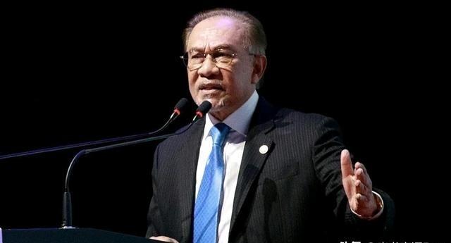 第一个谴责美国和以色列的国家出席了！2月28日，马来西亚总理安瓦尔发表声明称，以