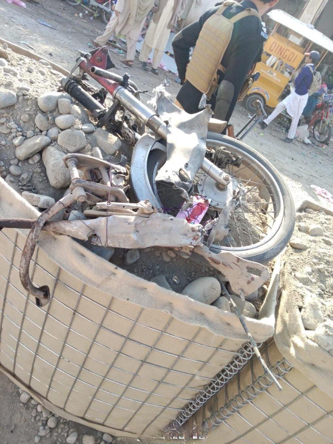 巴基斯坦开普省米尔扬警察局门口发生自杀式摩托车炸弹袭击，造成平民2死15伤，因为