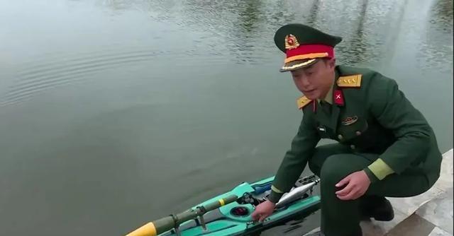 越南人民军士兵曾展示了一种小型无人艇，结构十分简单，看起来甚至有点像玩具。从越方