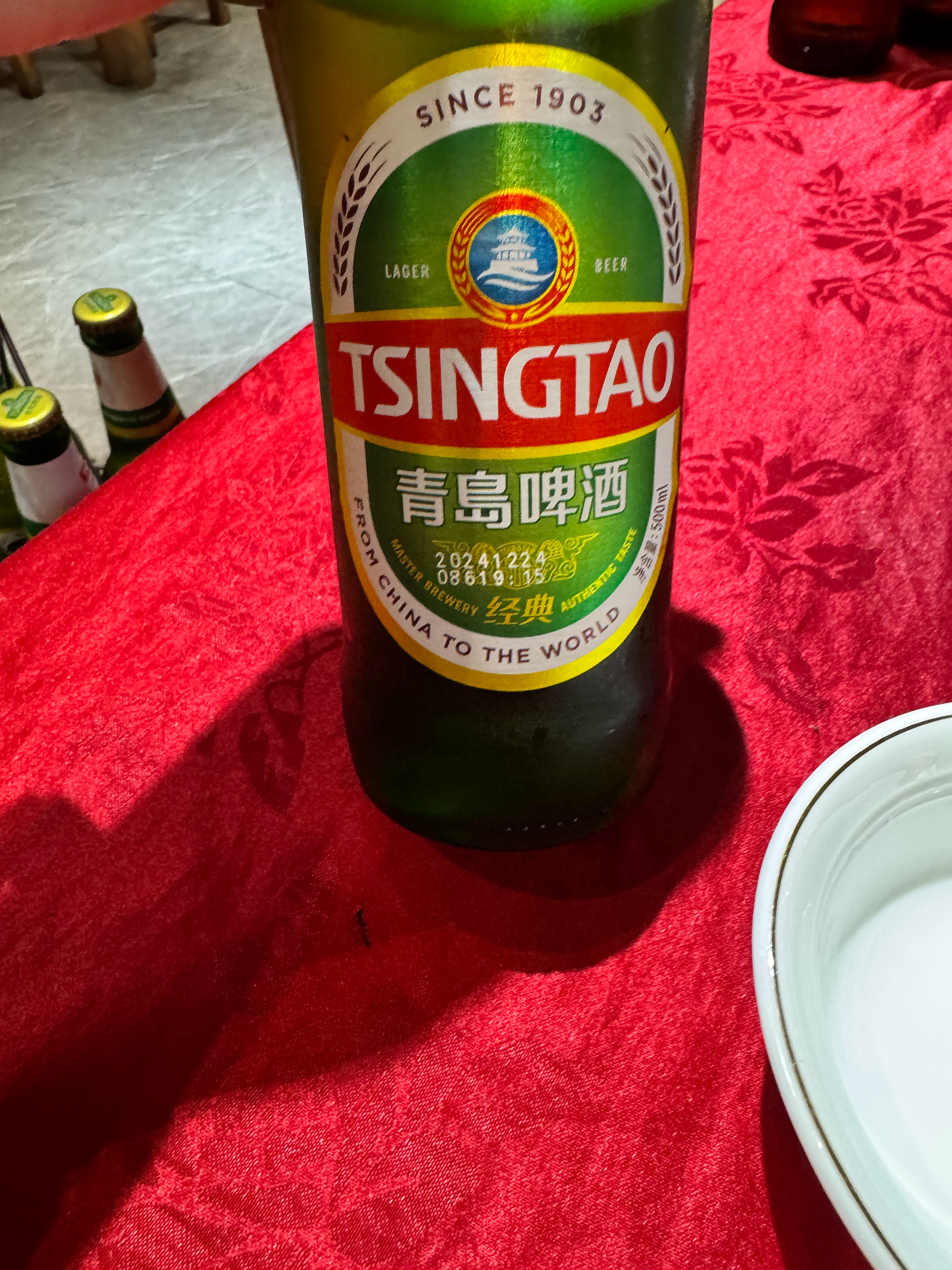 在深圳饭店喝到临期啤酒了，保质期180天，生产日期2024年12月，我和老板，当