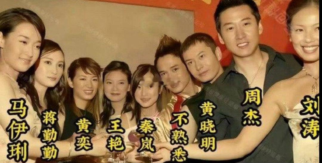 当年拍还珠的时候，每个人都是原装脸，看起来很自然 