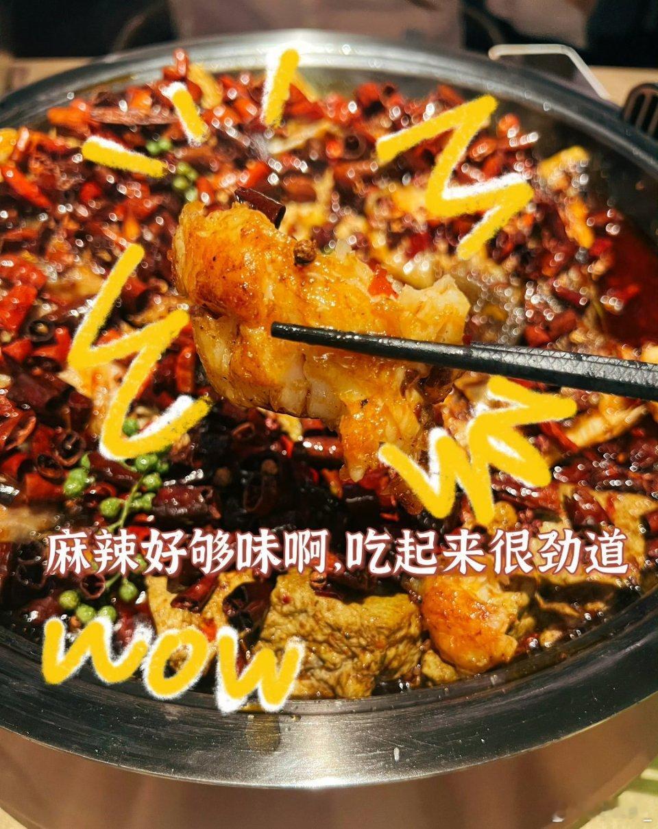 西安人为了吃鱼排队到凌晨3点西安人对鱼的执念也太绝了！为了一口鲜到掉眉的活鱼火锅