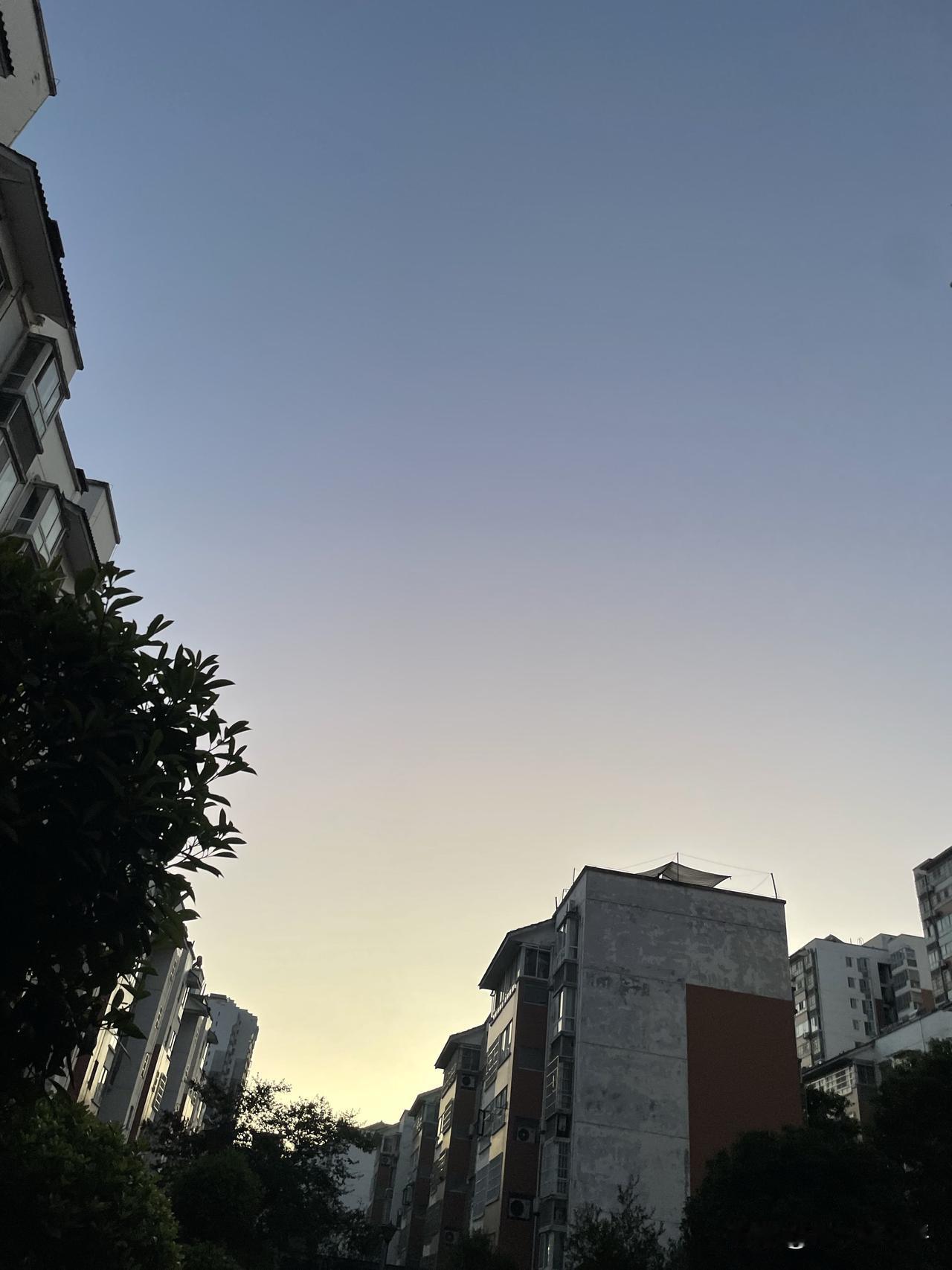 这是昨天傍晚拍摄的晚霞照片，拍得有点儿晚了，天都快黑了。