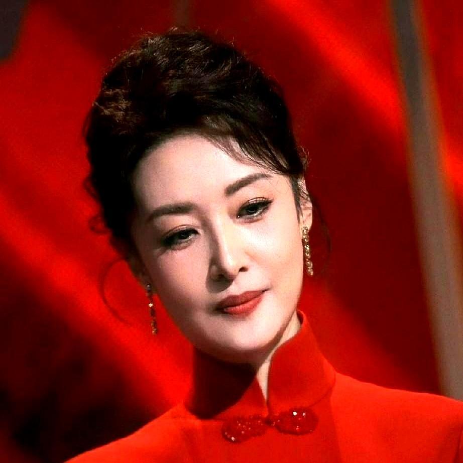 连续主持17届春晚的央视一姐，转身扎进了竖屏短剧的洪流。
 
南方冬日寒风刺骨，