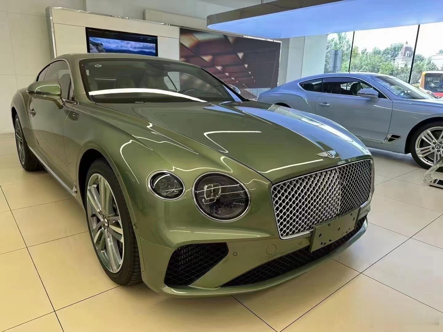 捡漏高山绿欧陆GT欧陆GT4.0V8​高山绿/（亚麻白/墨绿）卖点：舒适包、21
