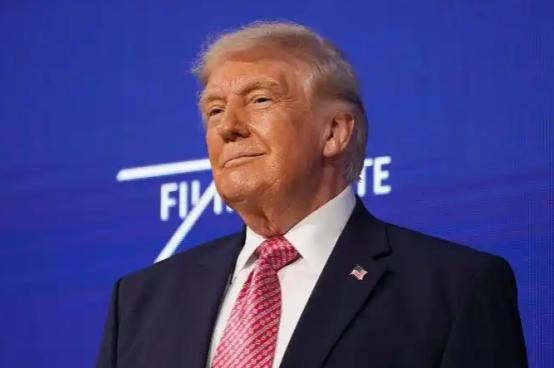 彻底慌了，华尔街集体瑟瑟发抖，周末直接变成惊魂夜，资金玩命出逃，没人敢留仓过夜！