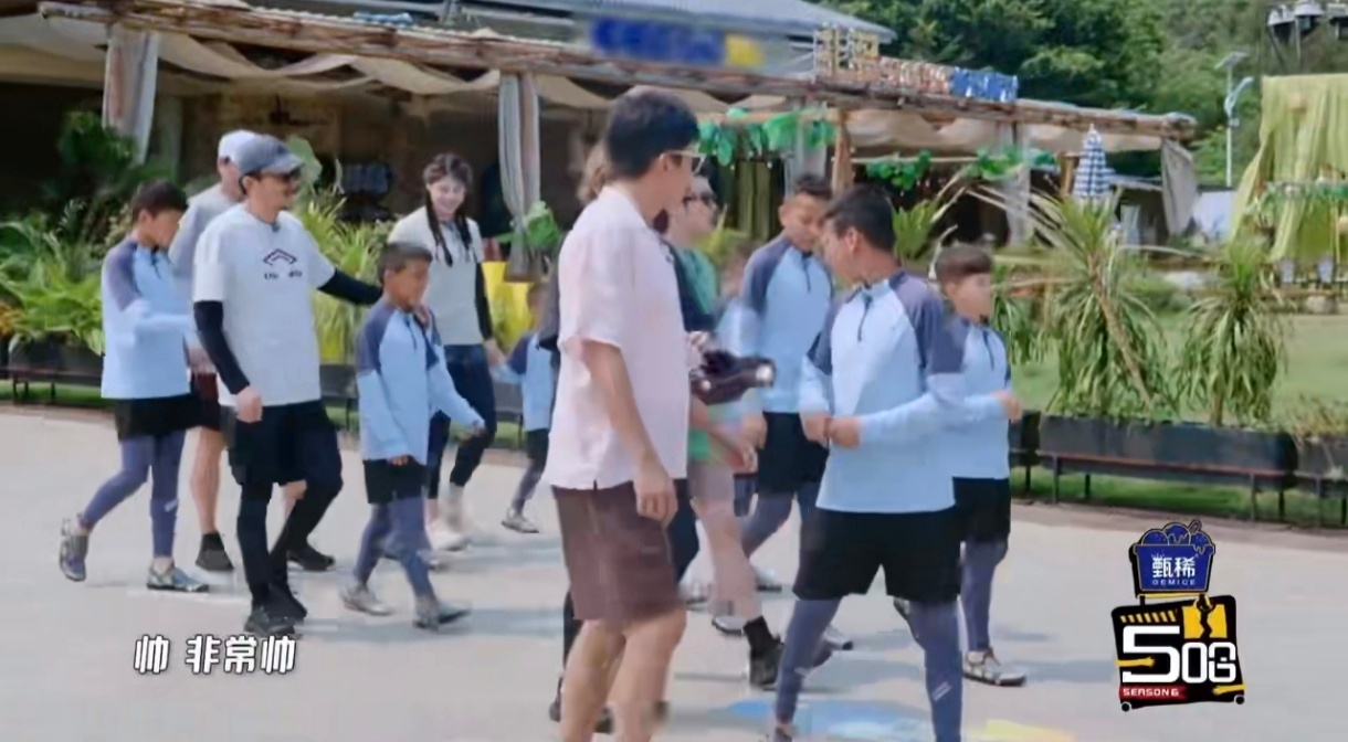 鹿晗被夸帅的反应鹿晗被夸帅害羞了哈哈哈哈哈 互动画面温馨又有趣，被夸之后腼腆推脱