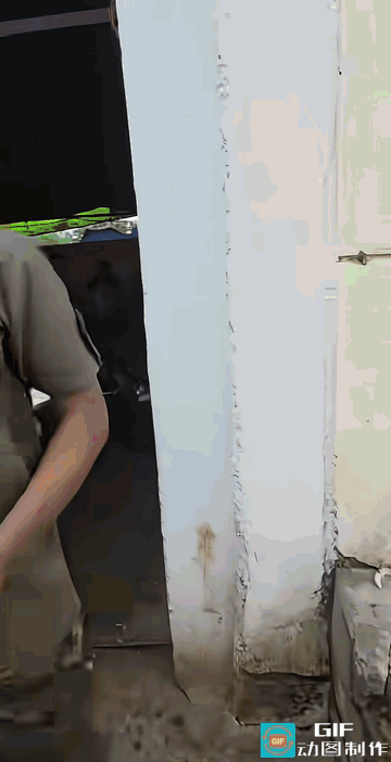 印度精英警察开饭了，他们吃的特别简单，一堆米饭，一盆汤，汤浇米饭没有肉，手抓吃。