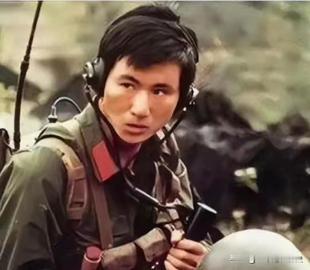 这张照片中的杨启良，是老山战役里“活着的王成”。
1984年，他独自坚守阵地，于