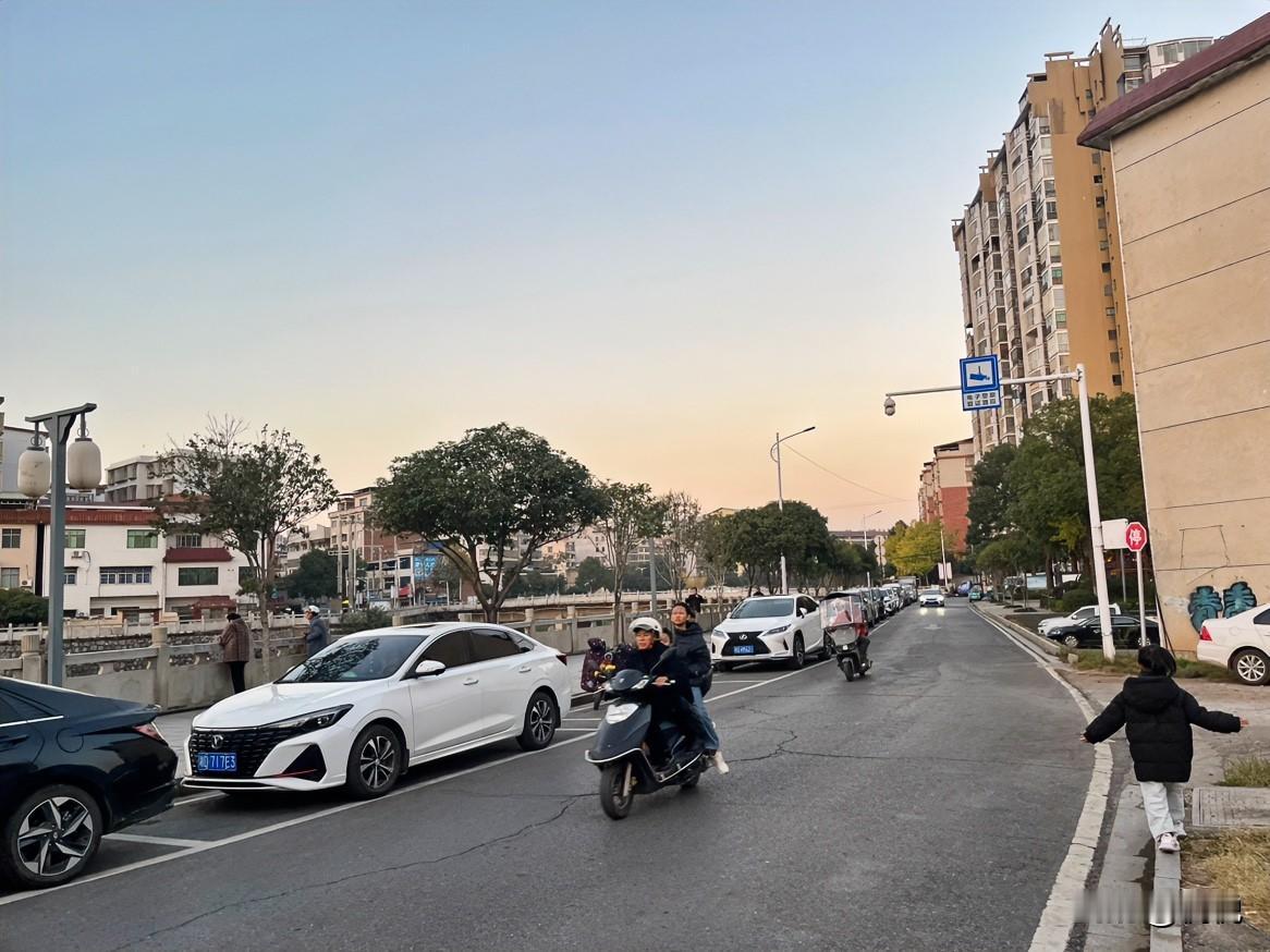 下班路上抬头，被天边的黄昏撞了个满怀。

橘红的霞光铺在云朵上，像打翻了的调色盘