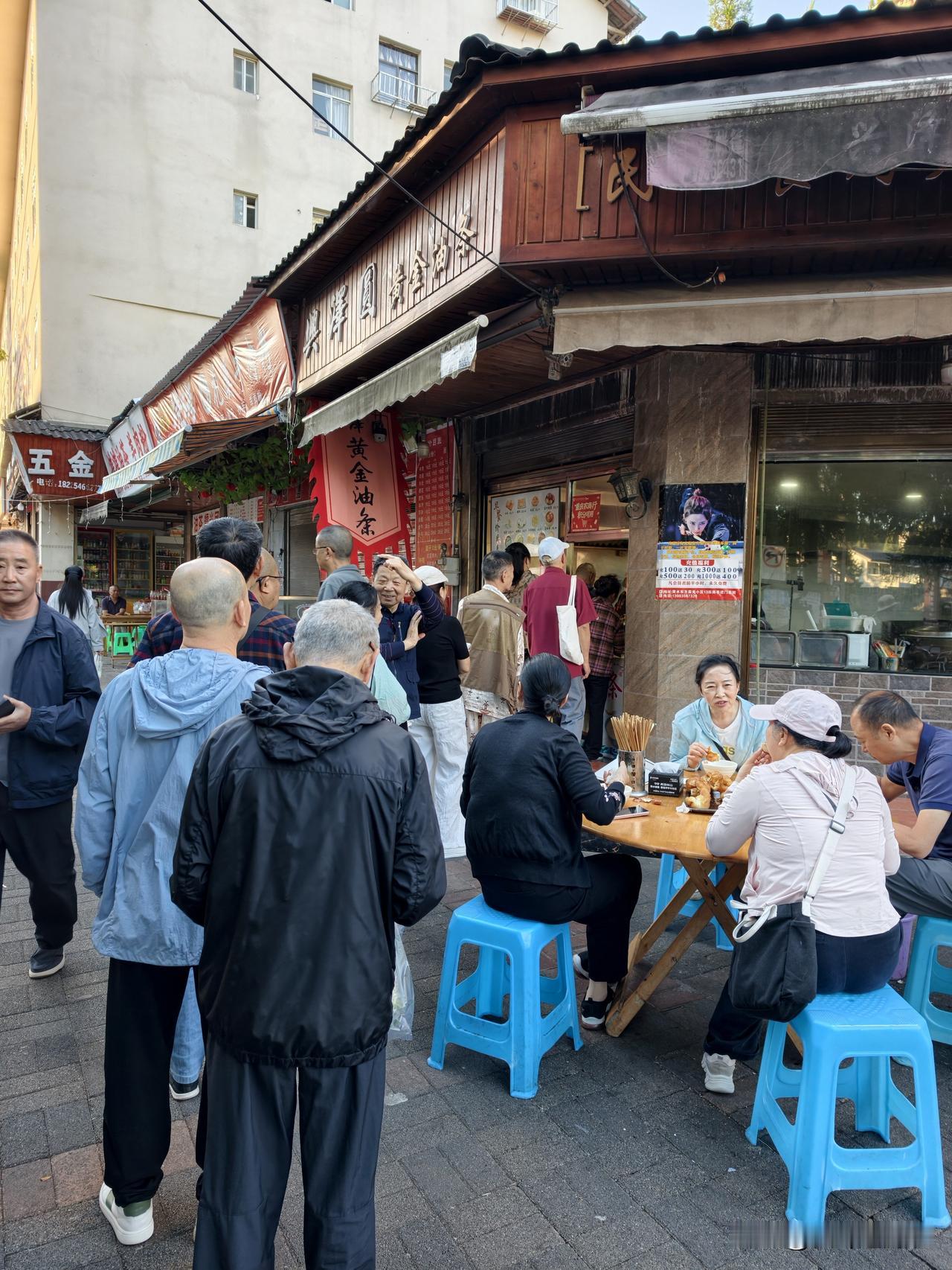 黄水避暑大军走了，网红油条不用排长队了，等几分钟就能买到，吃的人还是不少！
