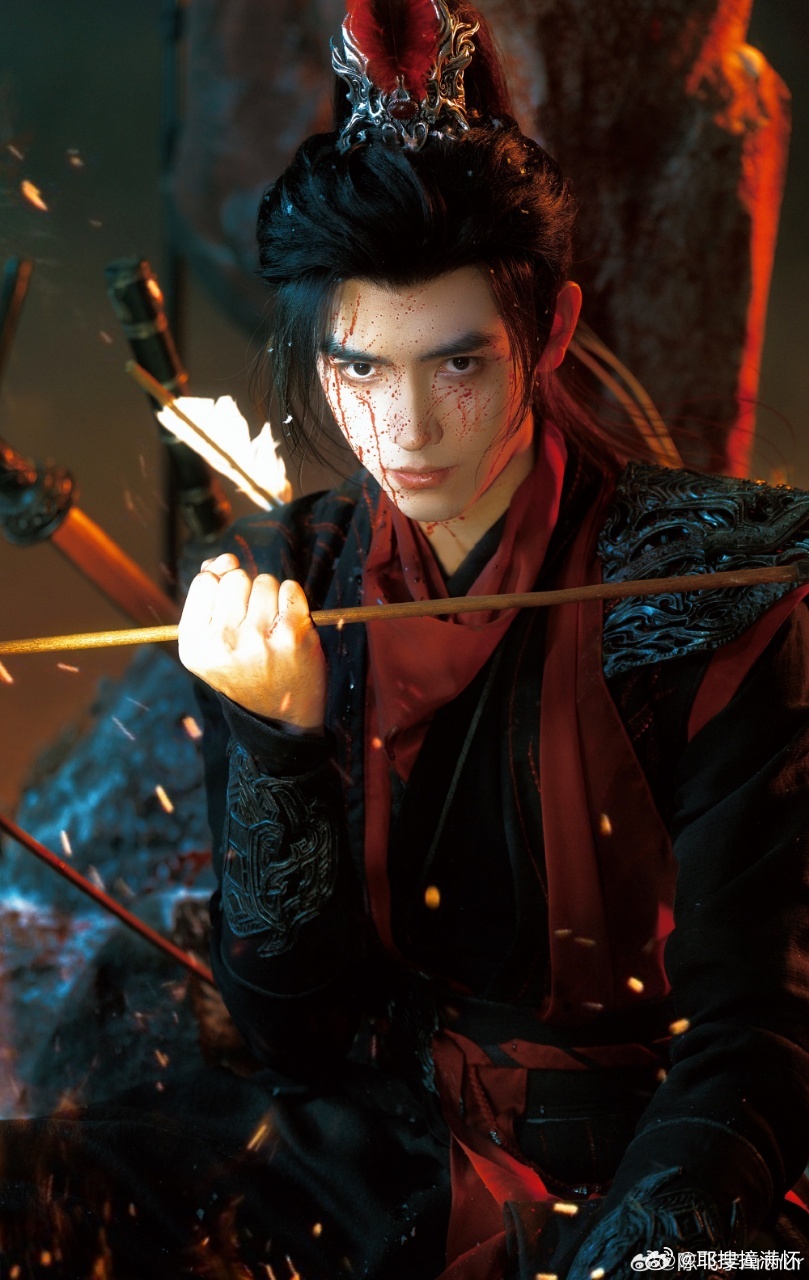 陈飞宇大梁踏白军统领段胥角色大片陈飞宇黑带蒙眼战损大片“在所有的泥沼中，都是我自