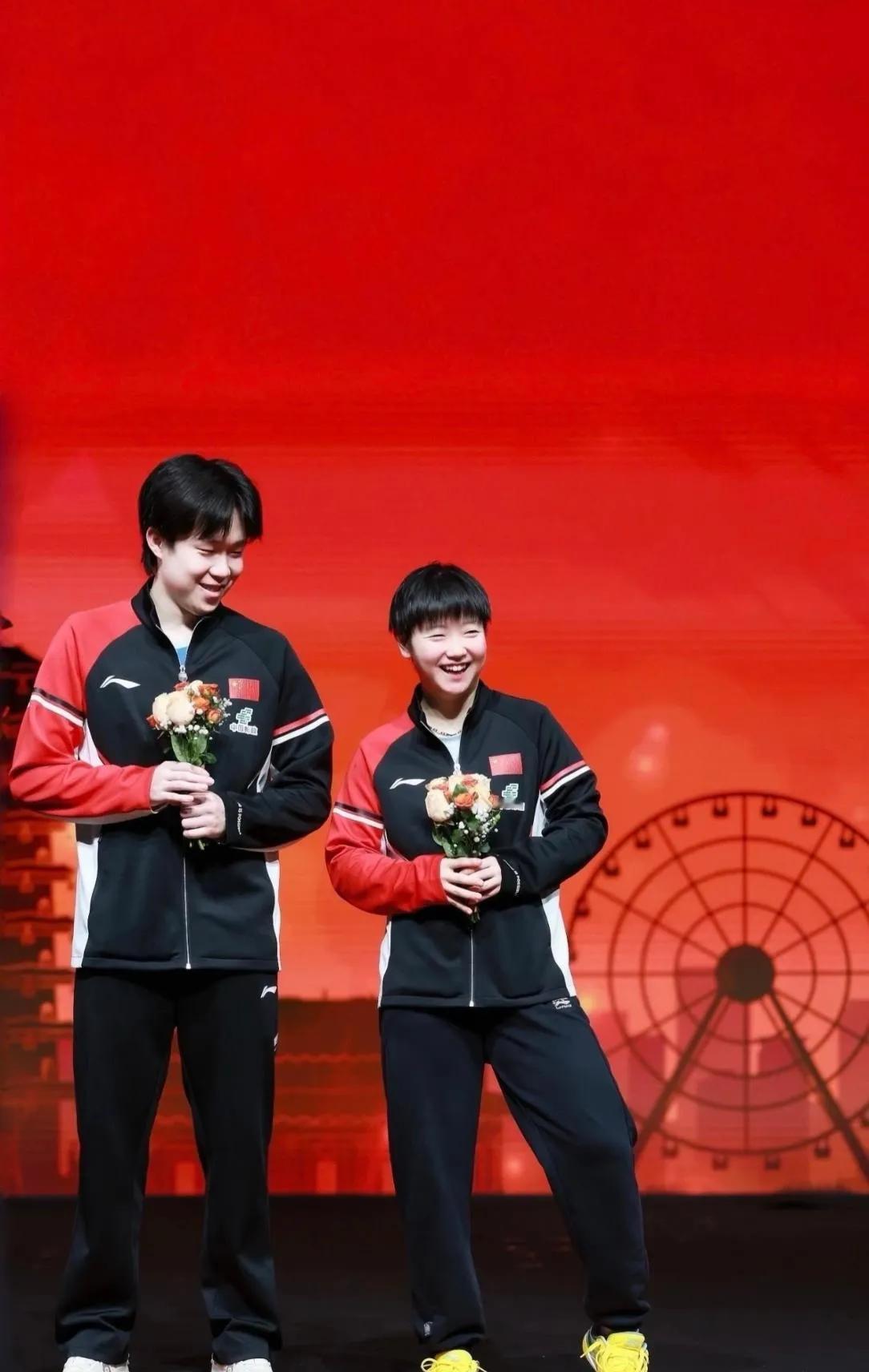 你发现没？
直播平台封杀无数，唯独他俩敢在镜头前天天“踩红线”。
最近算法盯上主