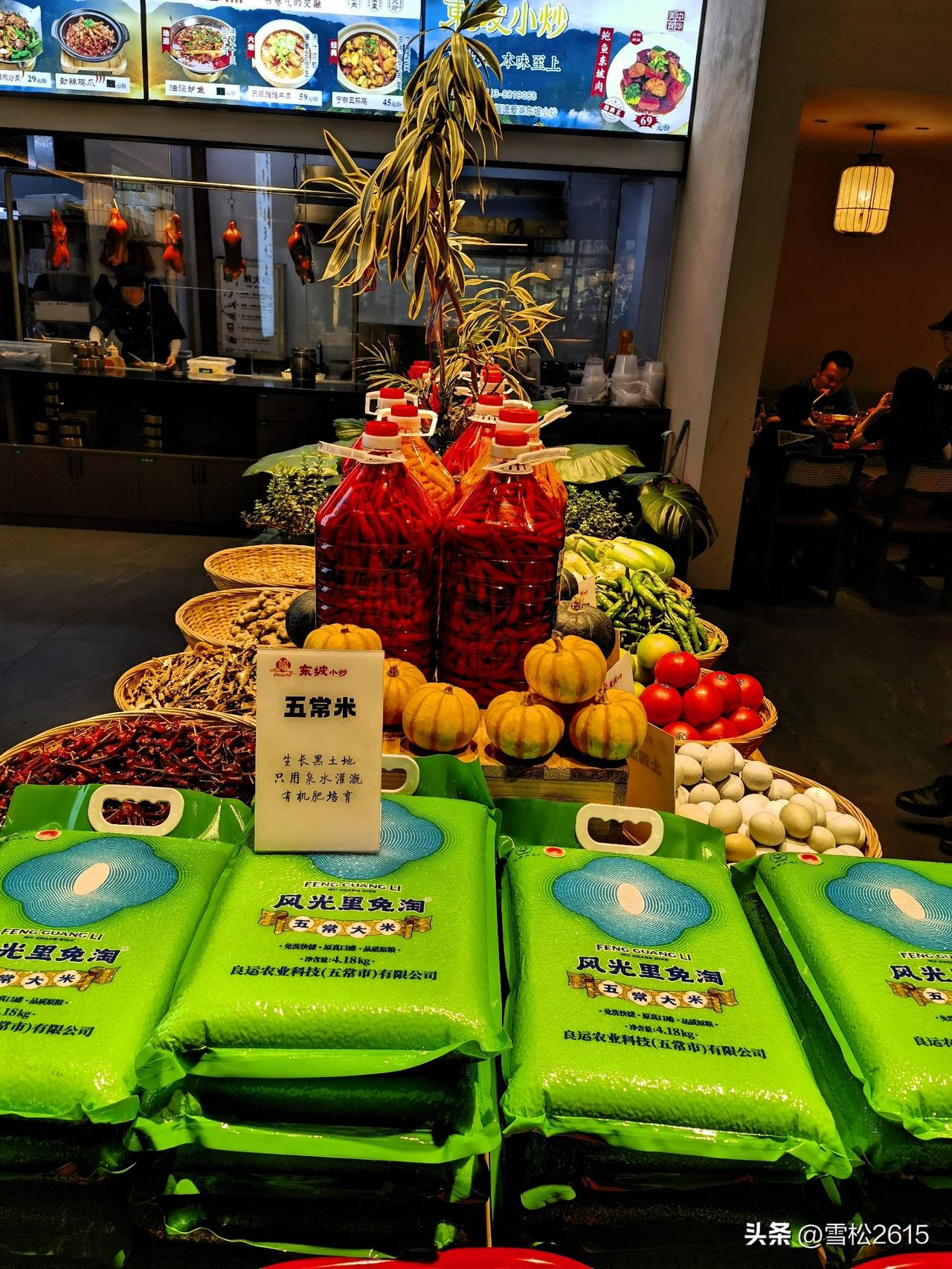 游玩黄冈就从一顿饭开始

到达黄冈已是正午，正是吃饭时间，酒店旁就有地道黄冈风味