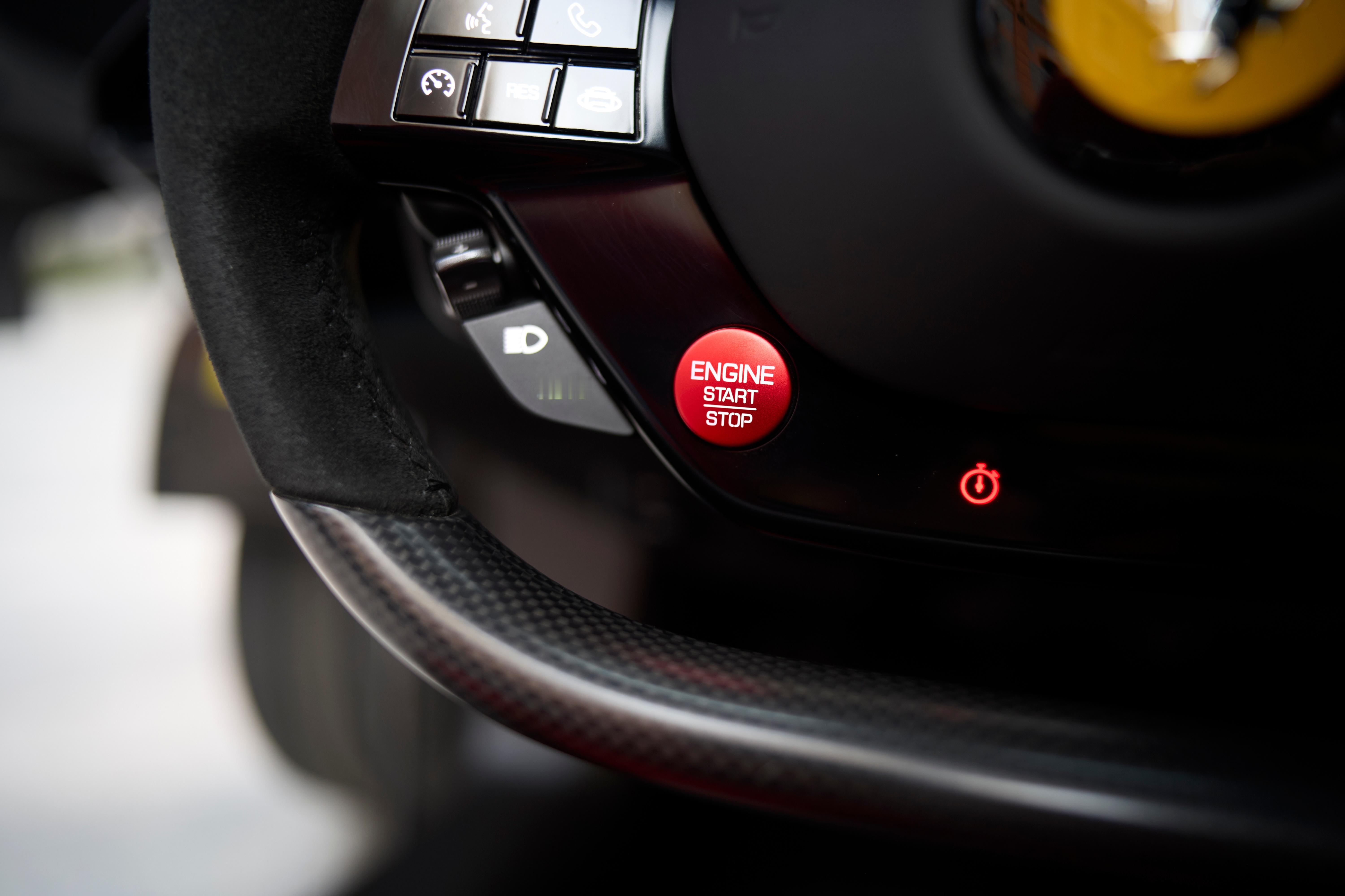 Ferrari F80法拉利法拉利f80F80的内饰很硬核很简洁，完全是战斗范儿