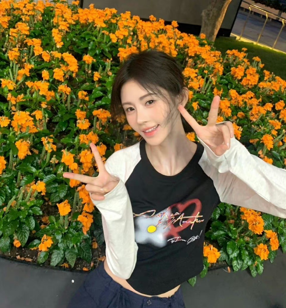 鞠婧祎、刘雨昕今日的营业图，两位女顶流你更喜欢谁的造型风格？ ​​​