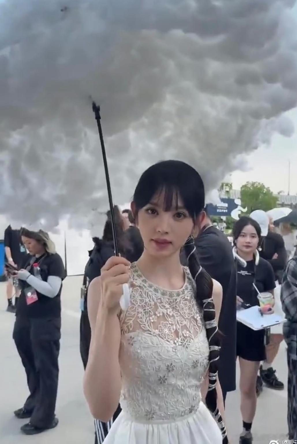这个伞有点意思啊田曦薇[超话]｜田曦薇本人小红书号:49625777057 ​​