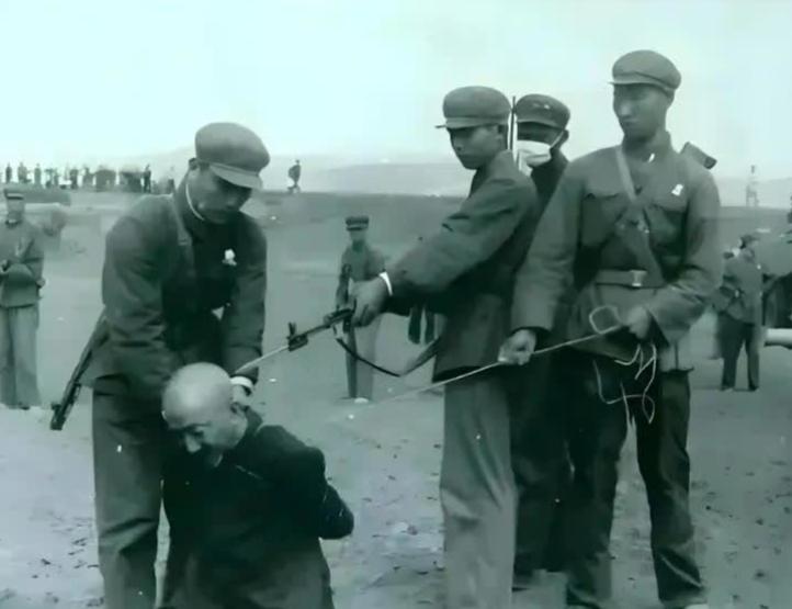 1950年，解放军剿匪追到了尼姑庵，在尼姑庵搜了一遍后，并未发现土匪，这时，一个