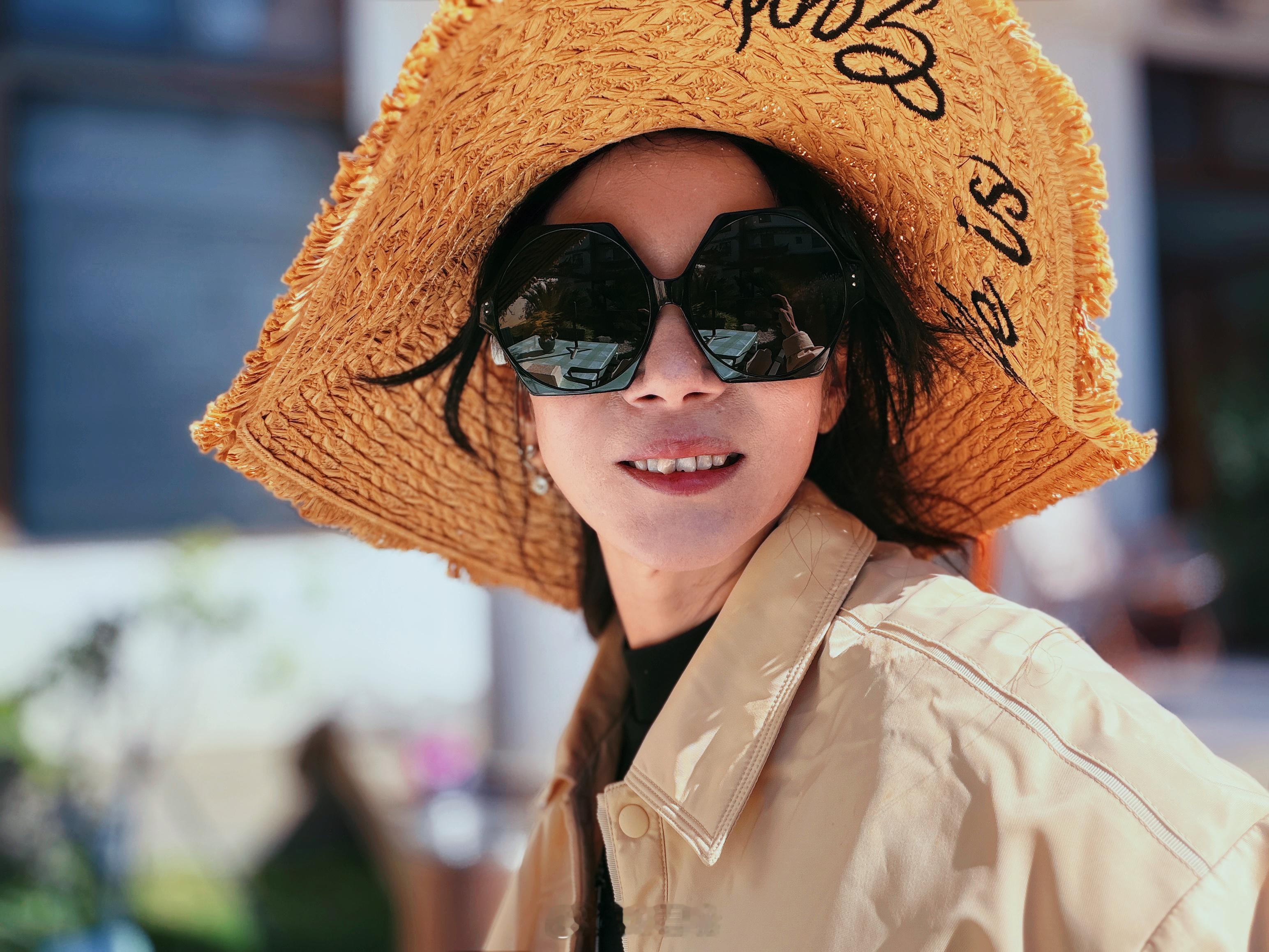 冬日也是阳光灿烂，探访小小的墨红玫瑰园，玫瑰花虽说已经封园修整了，还有零星枝子上