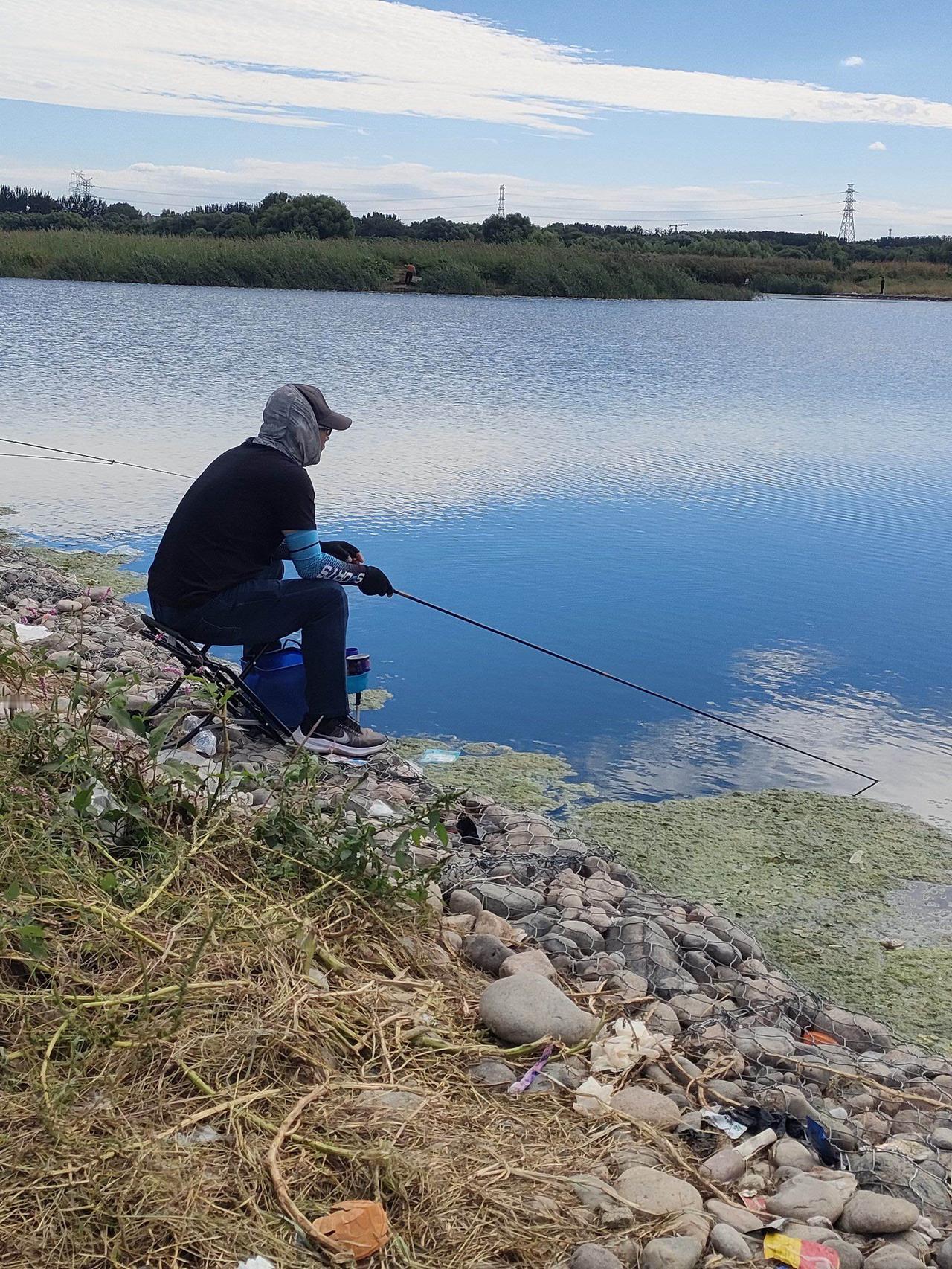 中年男人的六大爱好：

1、钓鱼。晒成黑炭，坐成石头，就等那一下手感。

2、喝