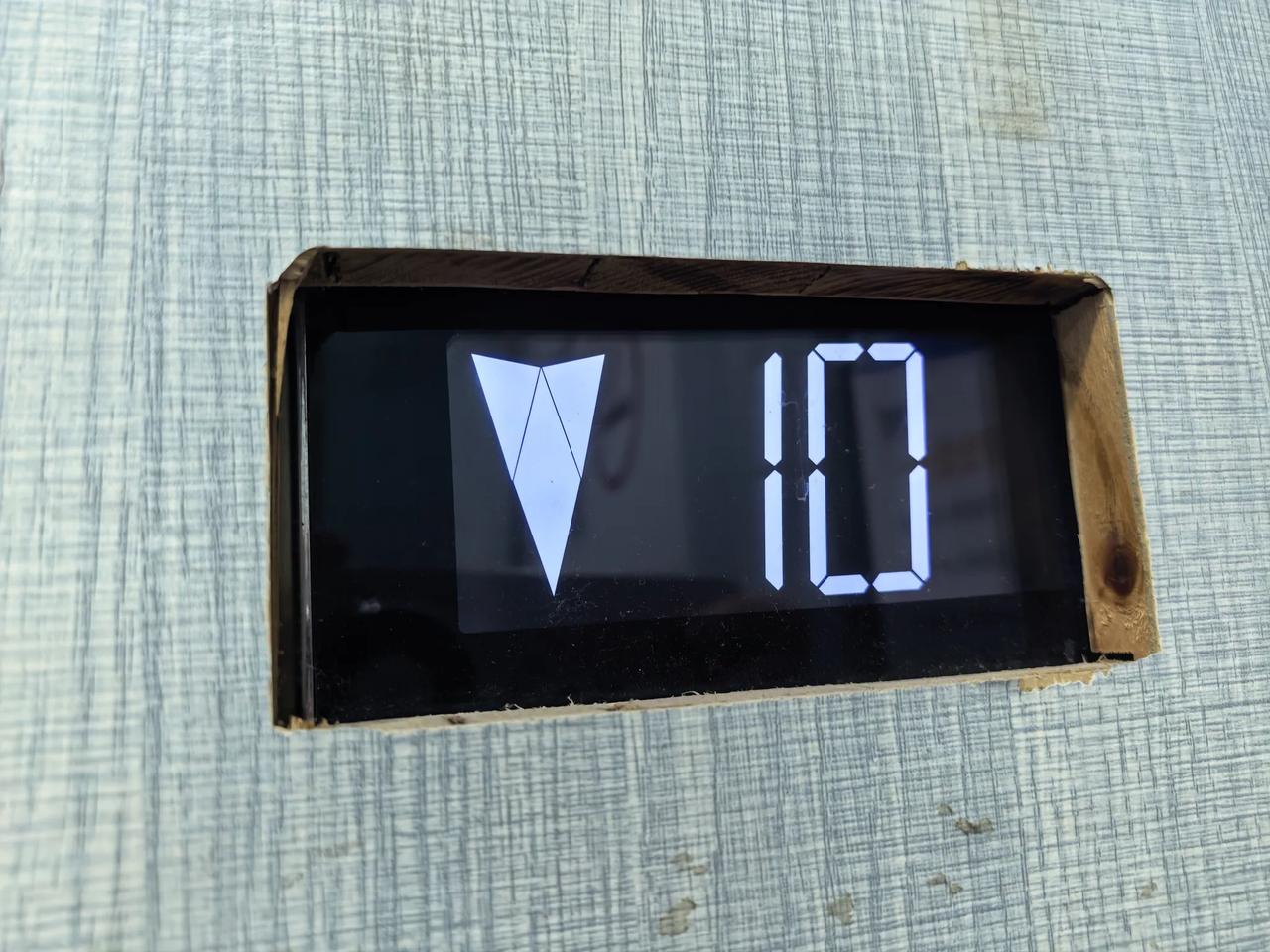 大家知道为什么下电梯时停到某一层又没有人进来吗？是谁按了呢？我告诉大家，八成是快