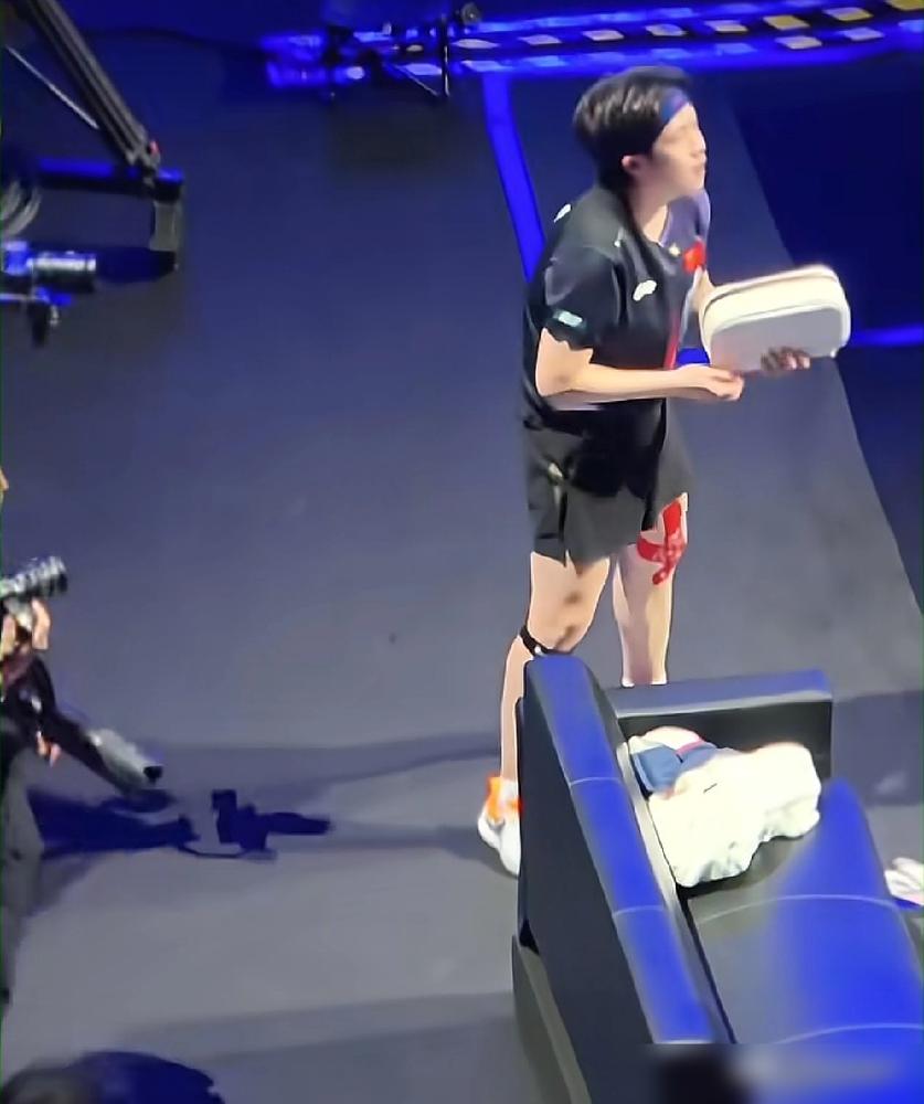 王楚钦的球拍，必须被踩断。
甚至，一次都不够。
你看到的是一个天才的至暗时刻