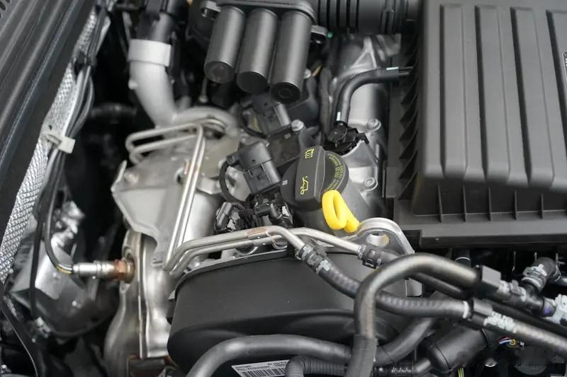 朗逸启航经典老款油耗表现挺不错。它搭载1.6升自然吸气发动机，燃油经济性好。城市