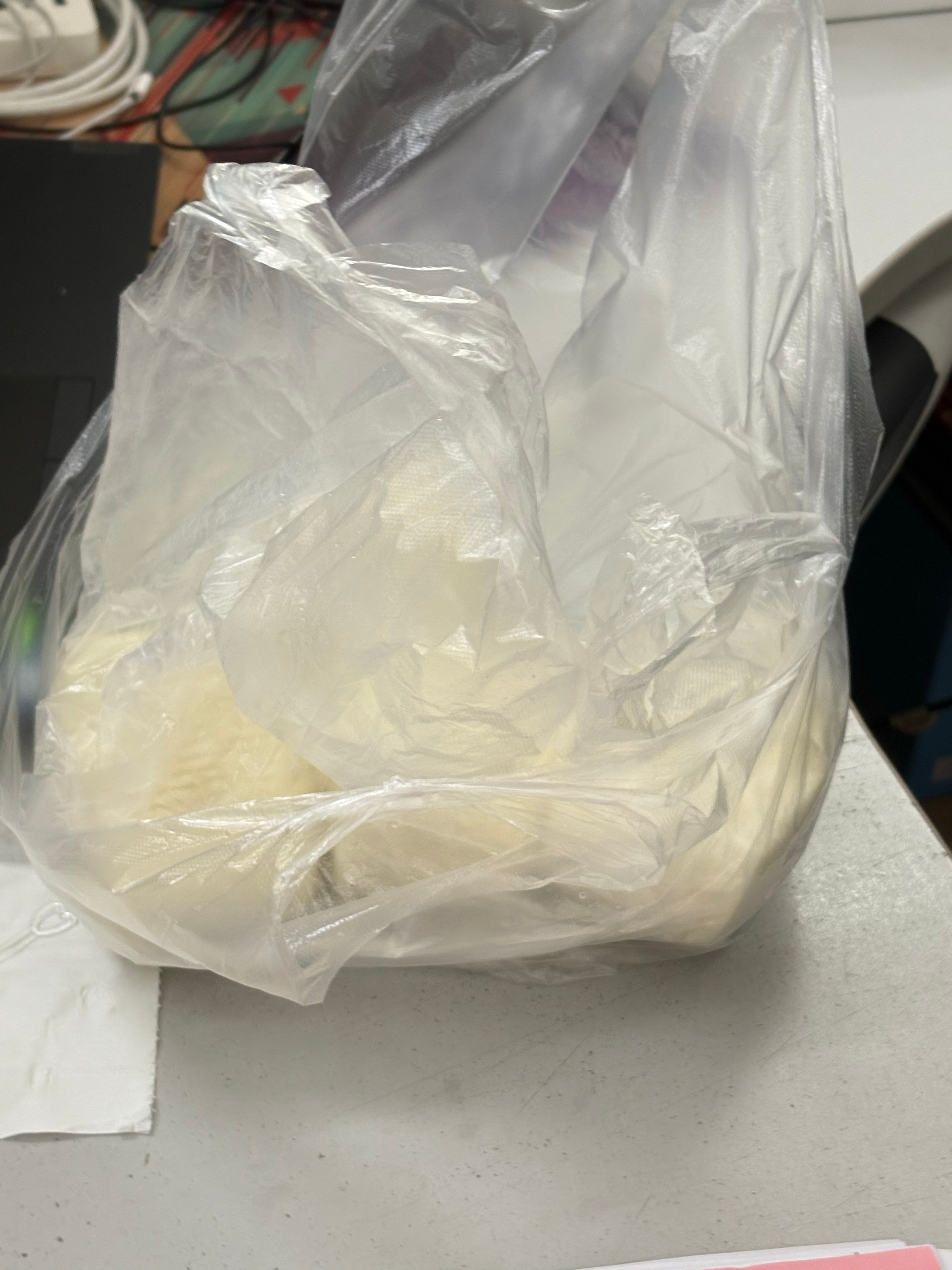 最近真的很喜欢吃面食了在家都在蒸馒头吃同事阿姨买了好多馒头 现在就抱着啃吃完半个
