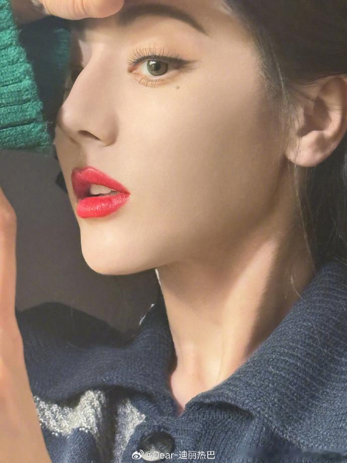 迪丽热巴不语只是一味比耶拍照  迪丽热巴比耶营业照 聚焦时尚前沿，迪丽热巴今日比