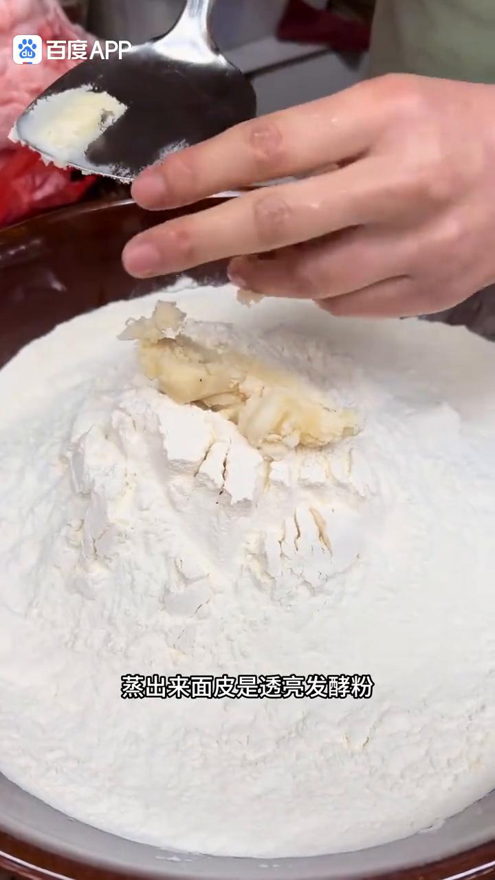 猪油渣豆芽包子。
大包子熟了，看大包子蒸的宣的很。上街割点猪板油，今天炼猪油渣蒸