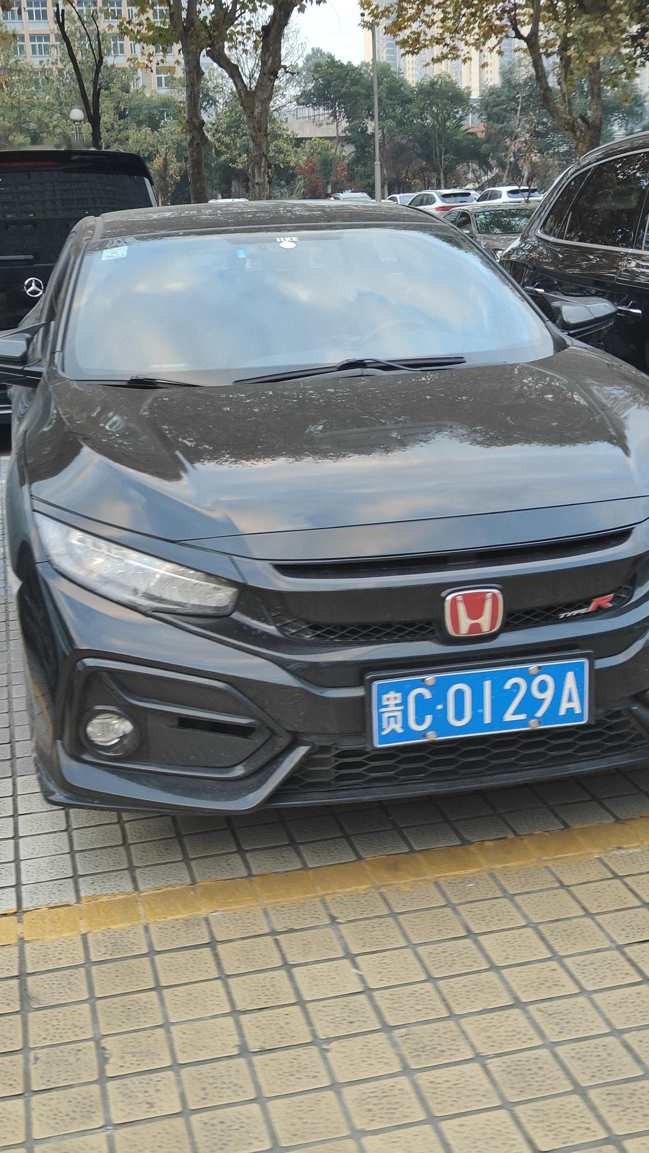 红标的本田思域
听说很贵提速很快
价格比普通的思域更贵
性能操控提速可能很强