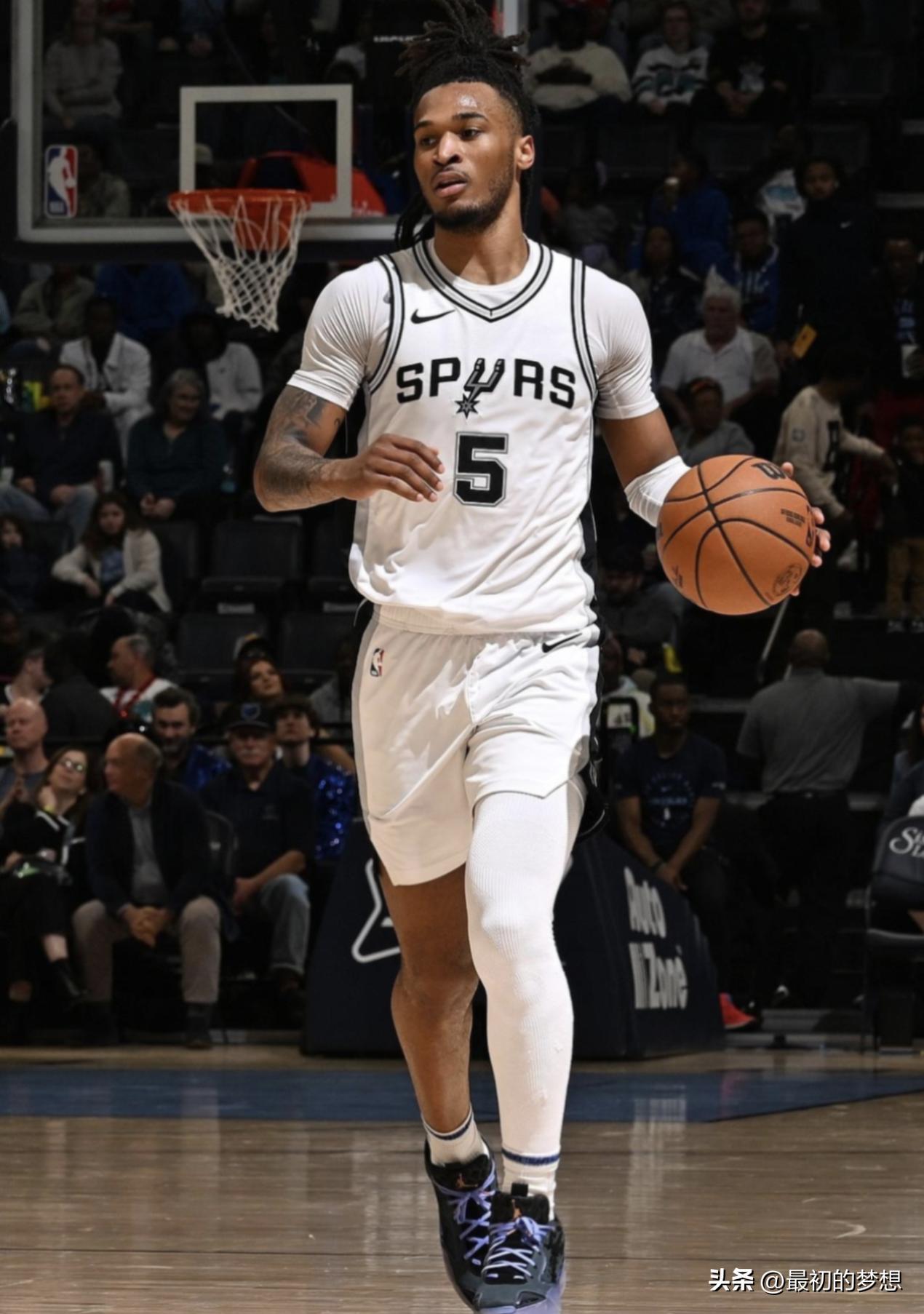现役NBA24届新秀实力前五！大家认同吗？

1  卡斯尔（马刺，原4顺位）：2