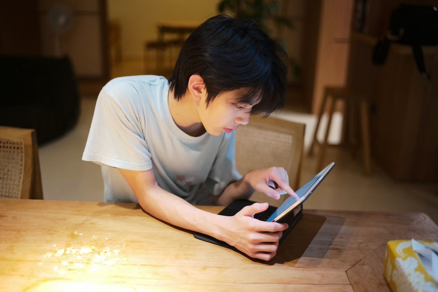 儿子研学回来了，好几天不见感觉他又长高了，他这会儿下国际象棋杀疯了，一脸严肃也很