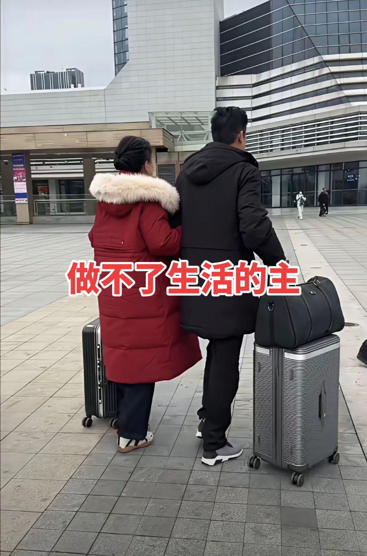 姐姐们家人们，今天咱来说个事儿。

大姐直播也说；有三个人，又跑去了江九那边。注