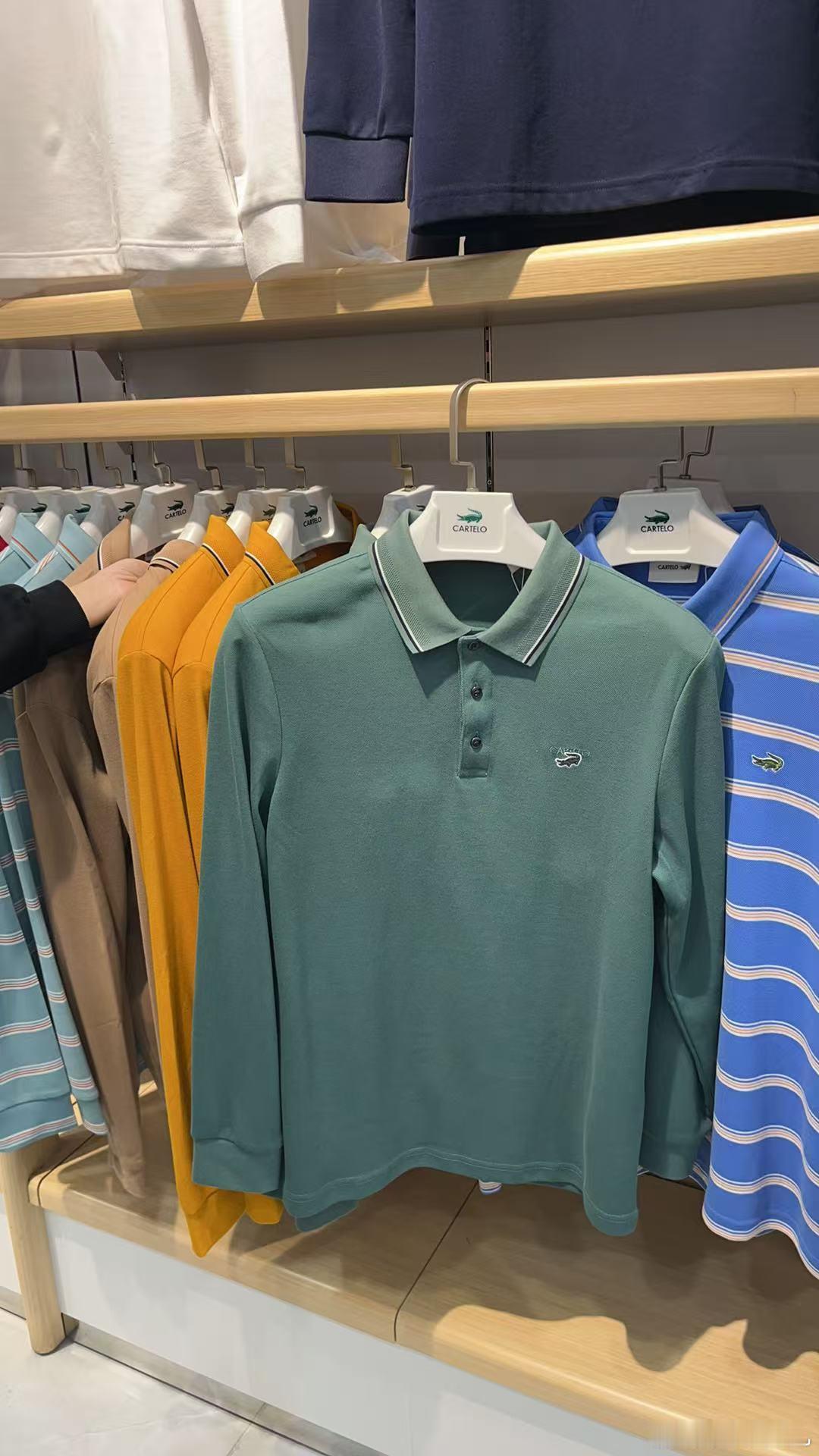 小姨在线给我们播报～让给选一下哪一件好看呢，给我爸买的～你们觉得呢我们一家子米妈