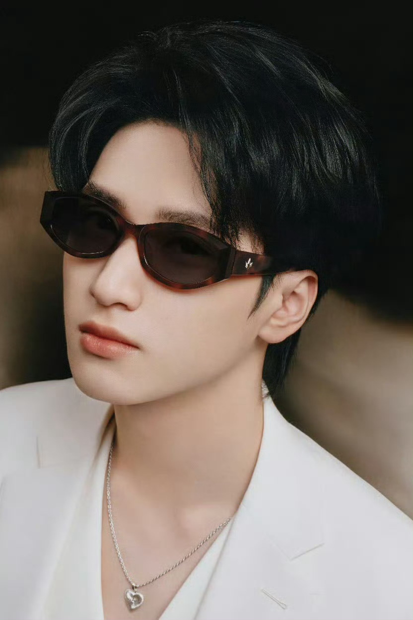 严浩翔白西装墨镜look 严浩翔白西装墨镜look，谁能拒绝这个禁欲公子哥 