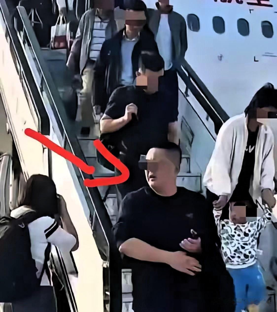 向空姐道歉吧！欧某某，这还是只是开始。
在东航报警之后，欧某某被大家找到了，看着