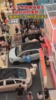 “解释不清了！”江西南昌，一女子在商场参加展车时，坐进车内近距离感受车子的各项功