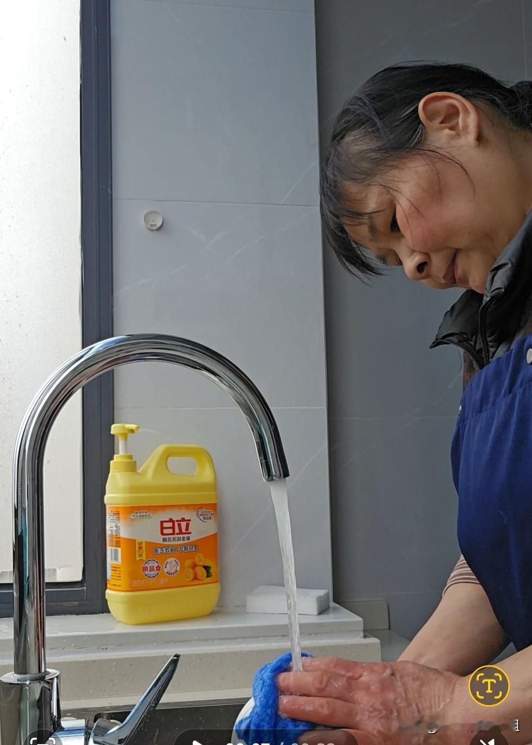 其实干哪一行业都有危险性。昨天下午我去医院了，去看我哥。

我是做家政的荣姐，昨