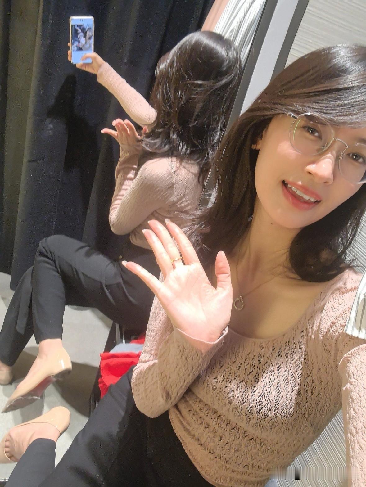 最开心的时刻，就是在逛街的时候，去试衣服还能拍出美美的样子！女性朋友们你们是不是