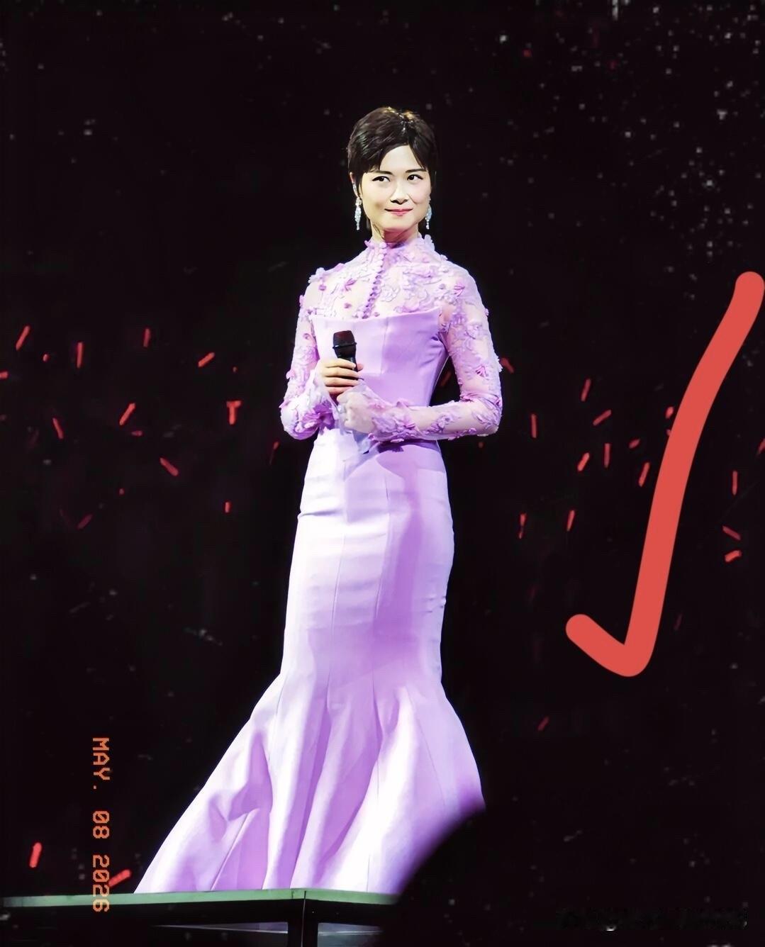 她是一个事业成功的女性，却不是一个完整的女人，都42岁了为什么还一直单身着呢，不