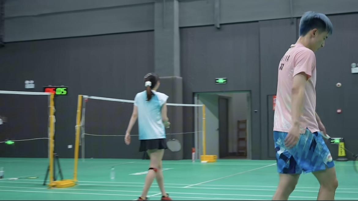 王正行退役后的生活比大家想象中要精彩得多！
首先是染了一头蓝发，鲜艳有辨识度，其