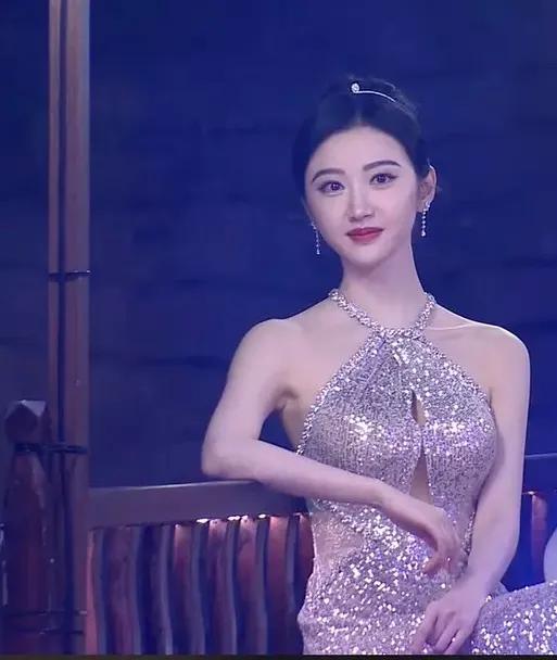 女明星景甜，引发热议！

12月8日，35岁的景甜，突然引起网友的热议，原因是昨