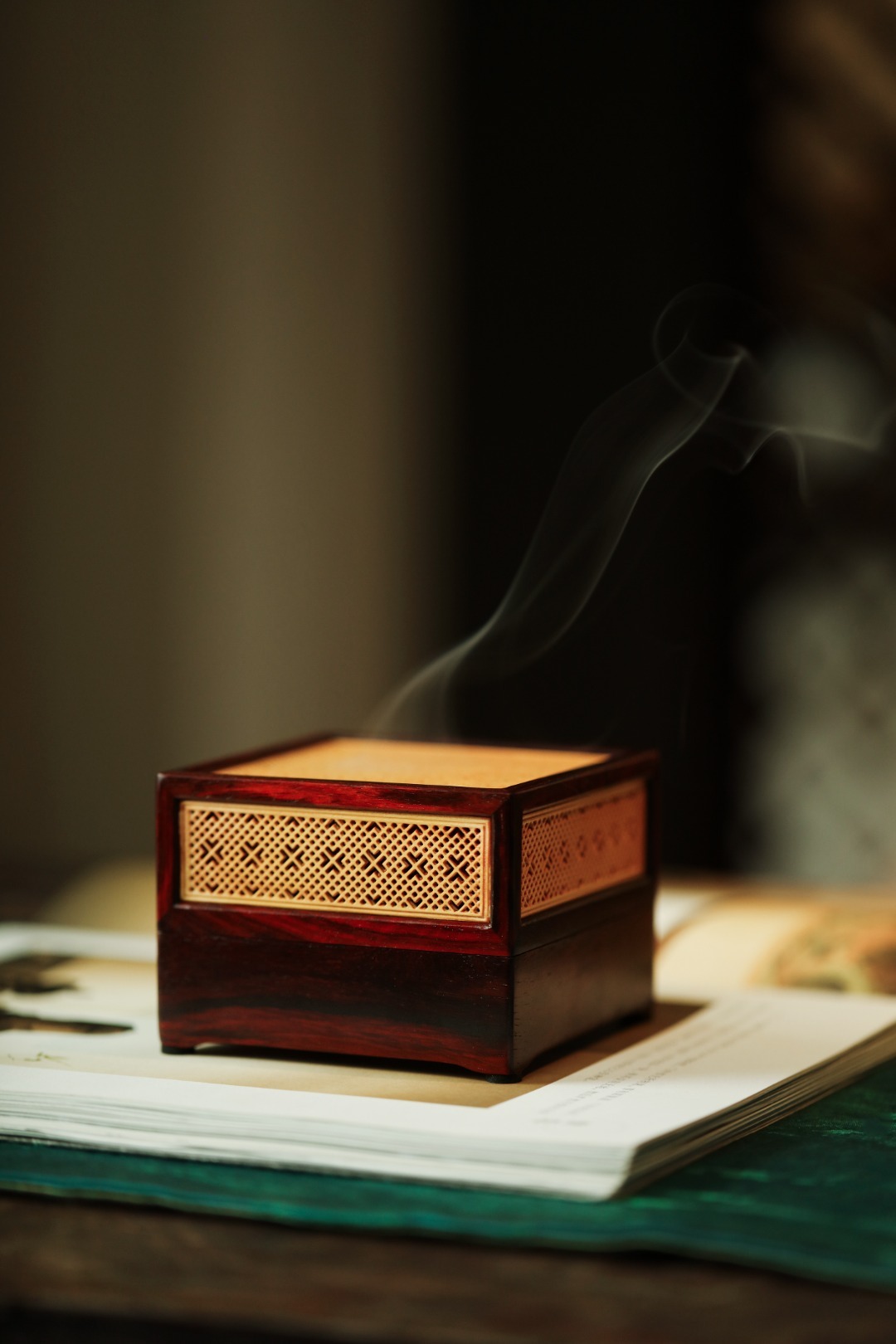 紫檀×黄杨木 | 香炉经典手作，榫卯架构，透雕吉祥窗格纹；烟云缭绕，空间陈设，文