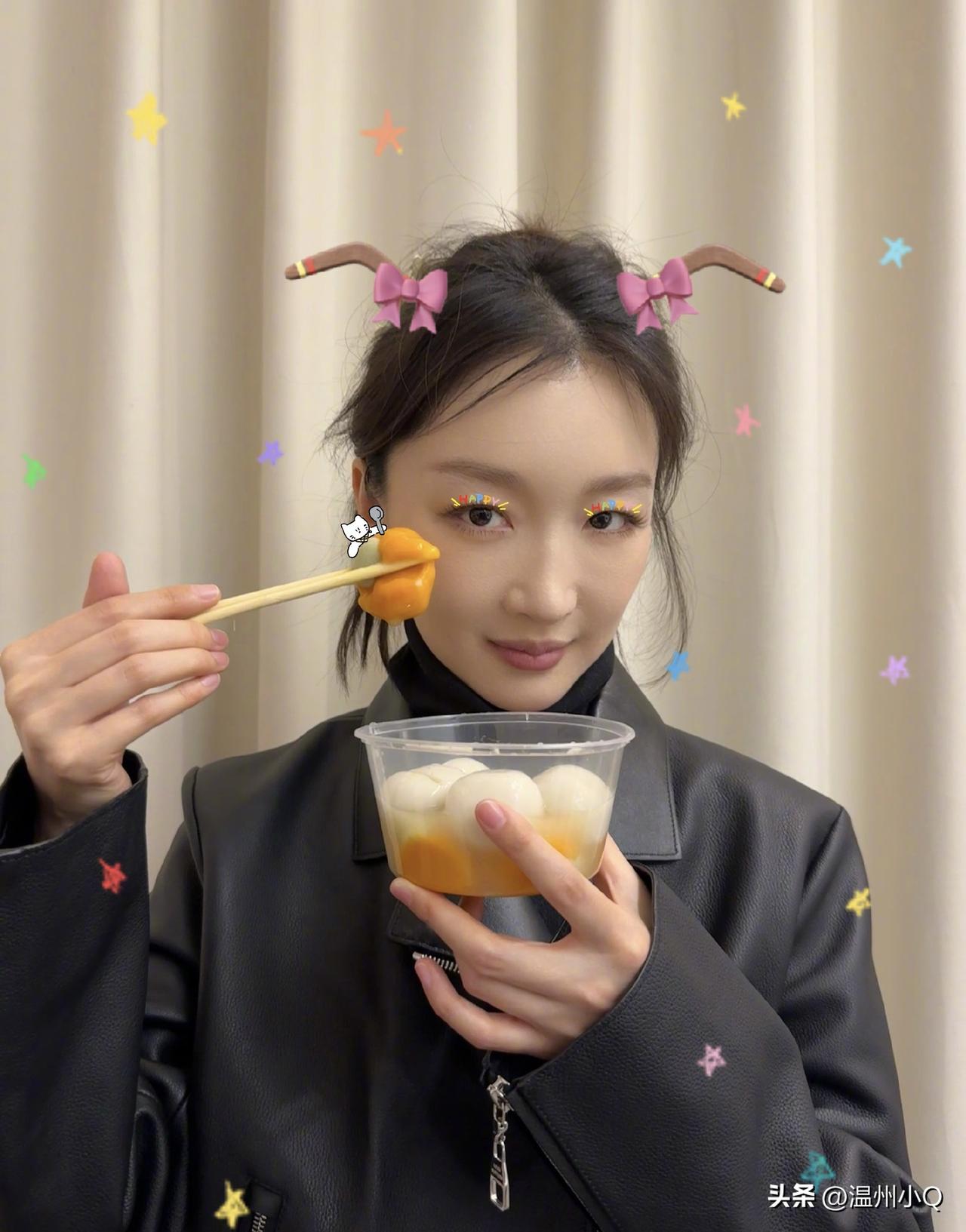 鬼马的周冬雨连照片贴纸都这么鬼马，她真的很爱在自拍照上加各种贴纸。