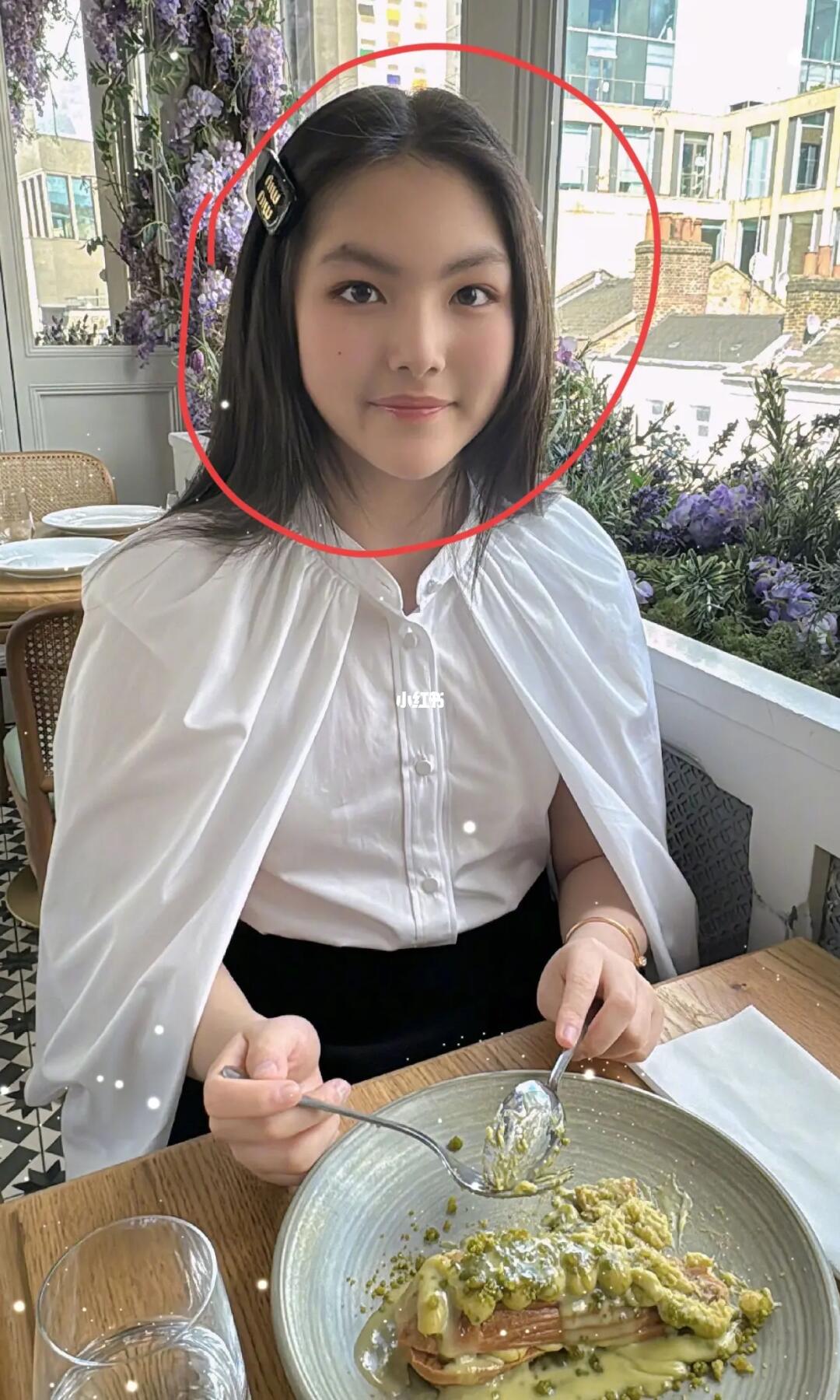 王诗龄近照 miumiu发夹 白色名牌衬衫很出挑