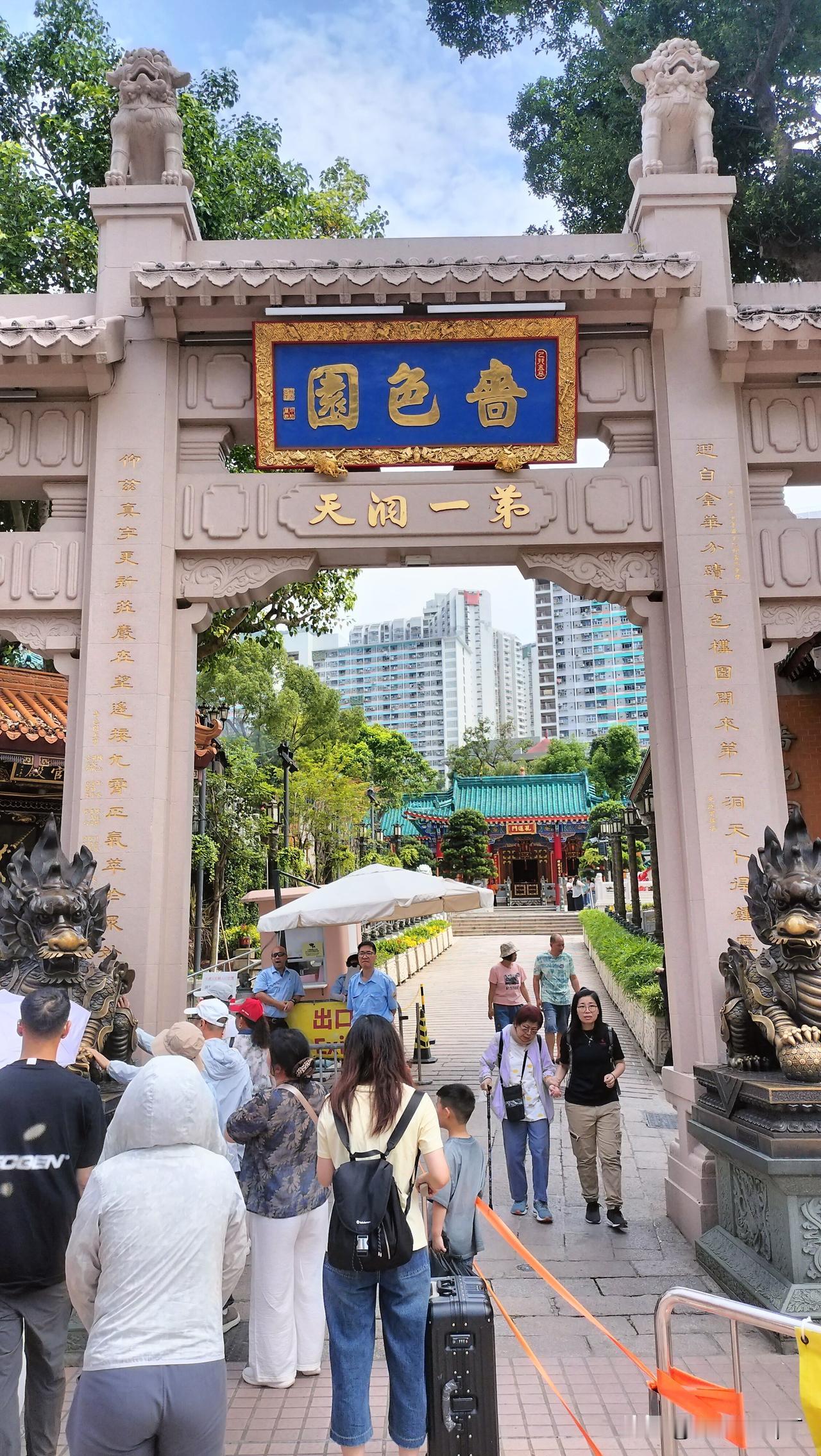 迎着日出，我抵达了香港。出入境大厅里，港客北上，陆客南下，两支队伍人潮涌动！
我