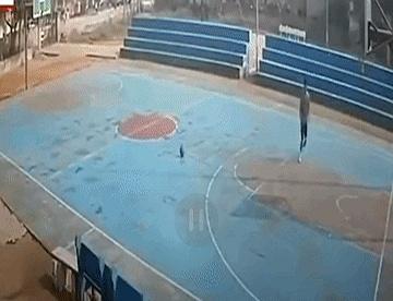 悲剧！印度U17男篮国手意外身亡
 

他就在那个破旧不堪的球场上独自追逐着自己