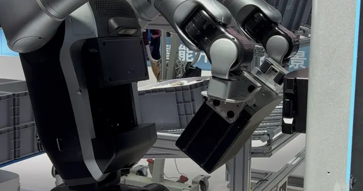 优必选发布全球首个可自主换电人形机器人，副总裁焦继超：未来还能拧螺丝