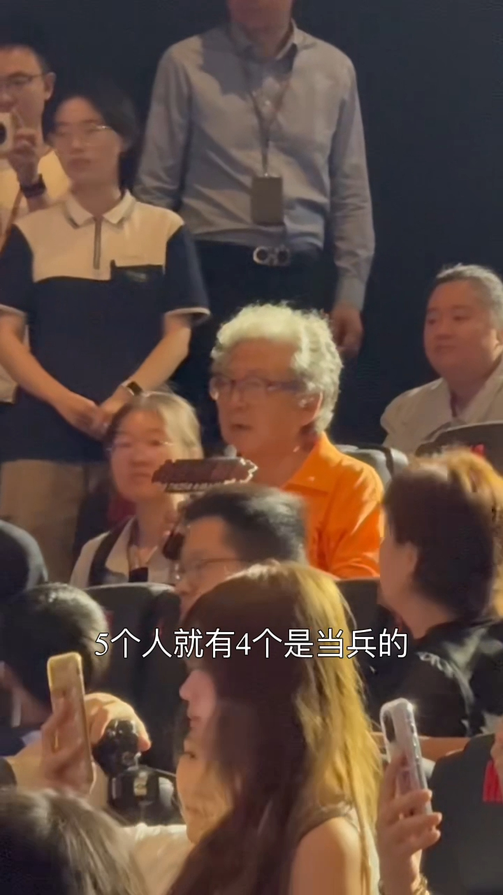 88岁奶奶观影发言句句戳心看完《南京照相馆》，88岁奶奶起身发言，家中四人当兵，